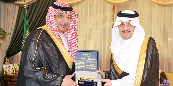   الأمير سعود بن نايف يتسلّم إهداء هيئة الطيران المدني