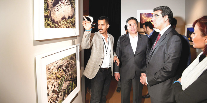   وزير الإعلام خلال جولته