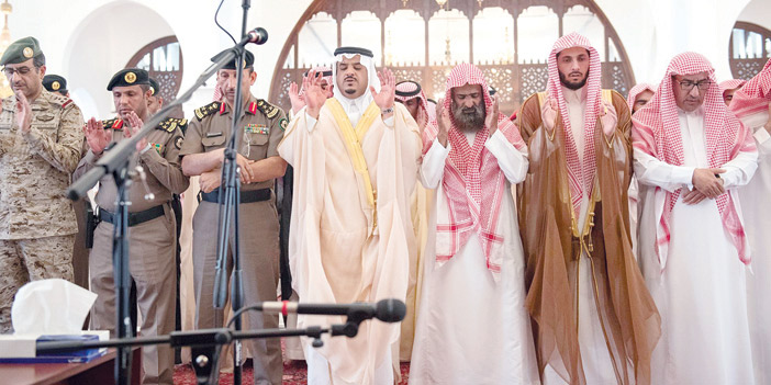  نائب أمير منطقة الرياض مؤدياً الصلاة على الشهيد الحوشان