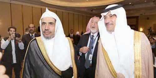  الأمير خالد بن فيصل لدى وصوله مقر المؤتمر برفقة د. العيسى