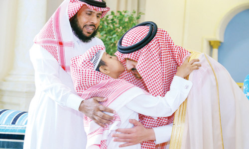  الأمير بدر بن سلطان يكرِّم الطالب الرويلي