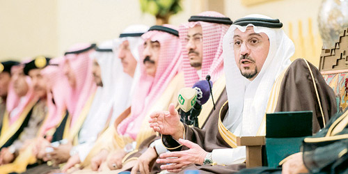  أمير منطقة القصيم خلال الجلسة الأسبوعية لسموه مع المواطنين