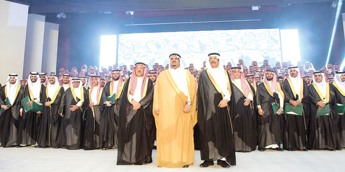  الأمير محمد بن عبدالرحمن في صورة جماعية مع مدير الجامعة والخريجين
