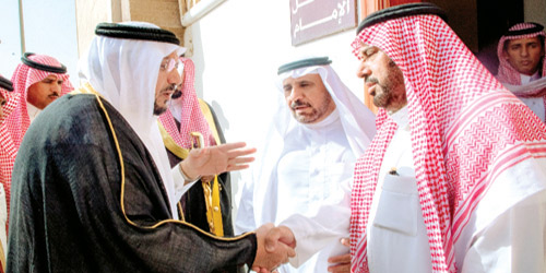  أمير القصيم يعزي أبناء الشيخ البشر