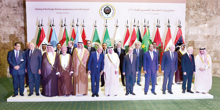 وزراء الخارجية العربية في لقطة جماعية عقب اختتام الاجتماع التحضيري للقمة العربية الـ(29)