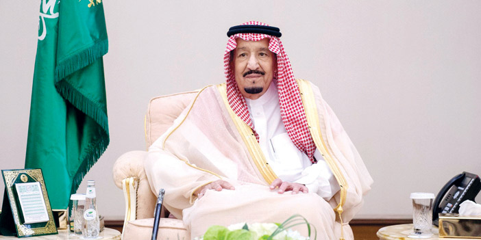  خادم الحرمين الشريفين خلال استقباله الأمراء والوزراء والمواطنين بالمنطقة الشرقية