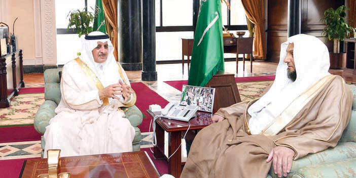  الأمير فهد بن سلطان خلال لقائه الحفير