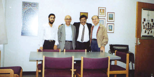  في آن آربر بين الأستاذين راجي رموني ومكاريوس وإلى الشمال الأستاذ محمد الخميس