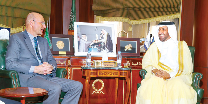  الدكتور الطويل مستقبلاً  السفير السويدي في مكتبه بالرياض