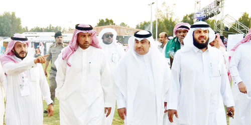  جانب من جولة محافظ الأسياح والمسؤولين على فعاليات المهرجان