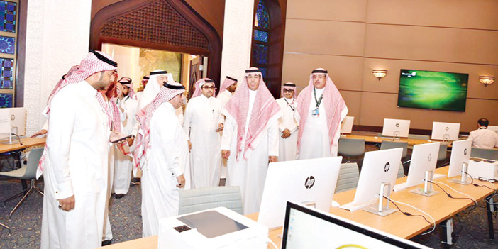 وزير الثقافة والإعلام يتفقد المركز الإعلامي للقمة في «إثراء» و«ميركور» 