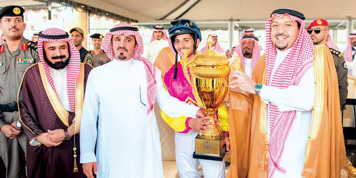  الأمير فيصل بن مشعل يسلم المساعد كأس إمارة منطقة القصيم