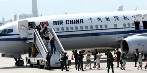 راكب يهدد مضيفة طيران صينية بـ«قلم» 