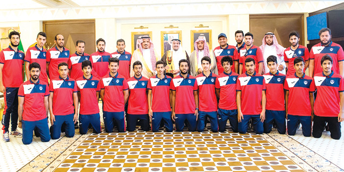  لقطة جماعية لمدير وطلاب جامعة القصيم مع سموه لتحقيقهم بطولة الاتحاد الرياضي