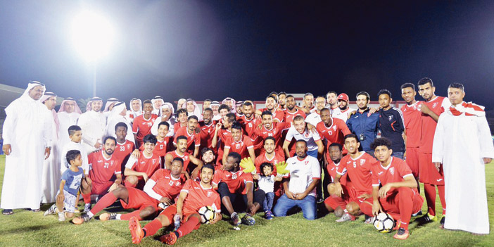  لقطة جماعية للاعبي الوحدة مع الرئيس الجديد