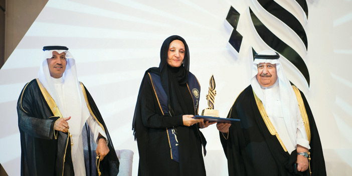 تكريم خادم الحرمين الرئيس الفخري لمجلس أمناء الجائزة 