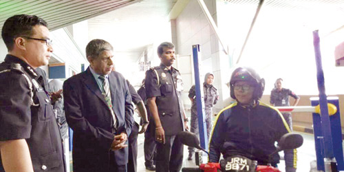  اللواء اليحيى خلال زيارته منفذ الجوازات الماليزي
