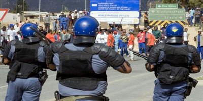 شرطة جنوب إفريقيا تطلق الرصاص على المتظاهرين 