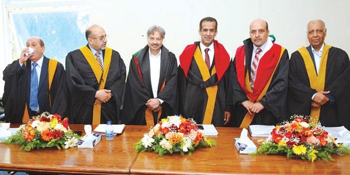 الجامعة الأردنية تمنح الدبلوماسي السهلي درجة الدكتوراه في العلوم السياسية 