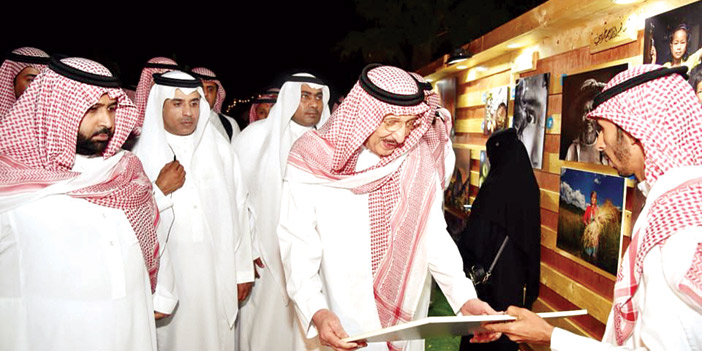  أمير جازان خلال تجوله بالمعرض