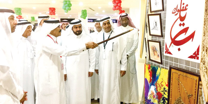  الجعفري لدى زيارته معرض الفنون