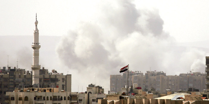  تصاعد أدخنة الانفجارات الناتجة عن الغارات السورية والروسية على المدنيين