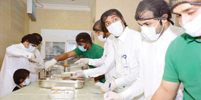  المتطوعون أثناء إعداد الطعام