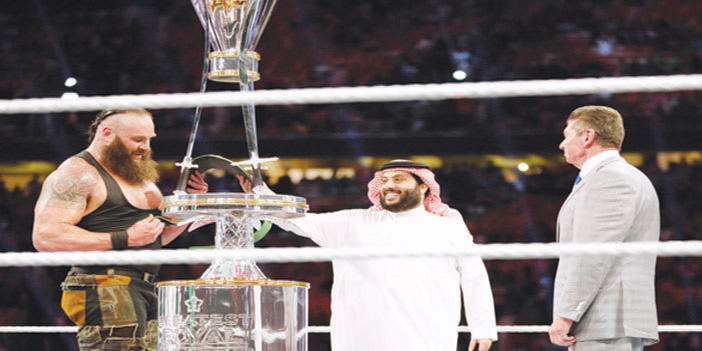  تركي آل الشيخ توج «برون سترومان» بكأس وحزام بطولة المملكة لـ«أعظم رويال رامبل»