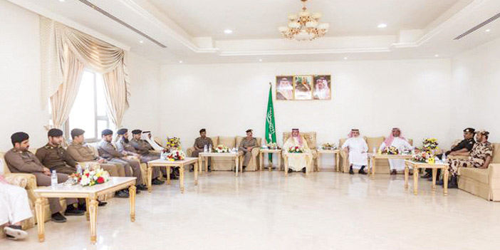  المحافظ مستقبلا المهنئين