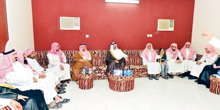  أمير منطقة حائل معزياً أسرة الشهيد العنزي