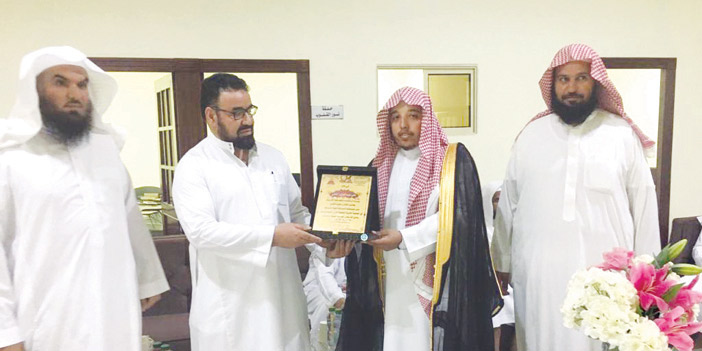 قاضي محكمة ساجر يكرم محاسب جمعية تحفيظ القرآن 