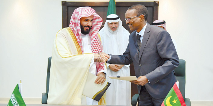  وزير العدل خلال توقيعه مع نظيره الموريتاني برنامج التعاون