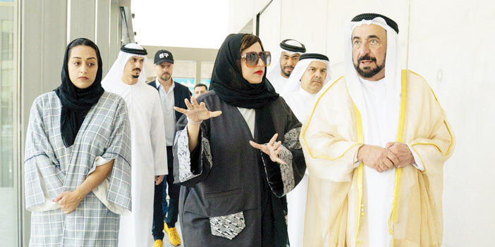   الشيخ الدكتور سلطان القاسمي حاكم الشارقة خلال جولته على المعرض