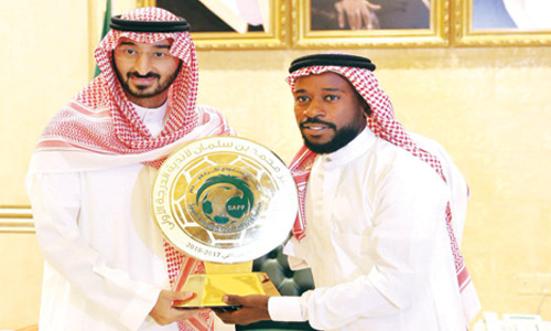  نائب أمير منطقة مكة الأمير عبدالله بن بندر وإلى جانبه المر