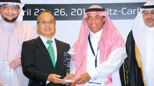  لحظة تسلم الجائزة