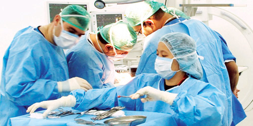  الطاقم الطبي خلال إجراء العملية