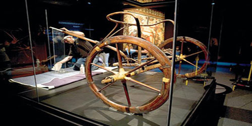 نقل آخر عجلة حربية لتوت عنخ آمون إلى المتحف المصري الكبير 
