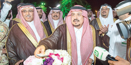  أمير منطقة الرياض خلال افتتاحه المتنزهات