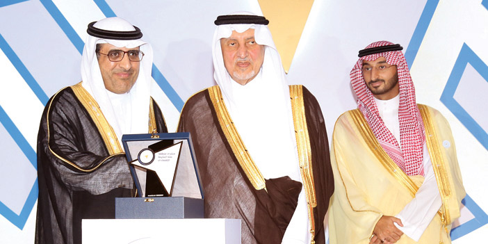  سعيد الغامدي يتسلَّم درع التكريم من سموه خلال افتتاح المنتدى