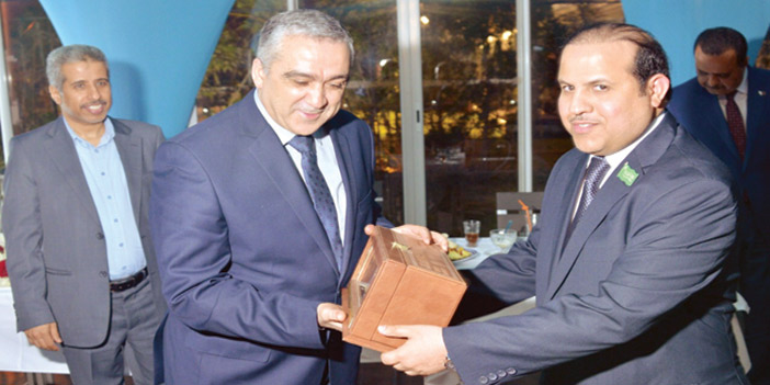  العقيد سلطان الودعاني رئيس الوفد السعودي يكرم وزير الداخلية التونسي لطفي إبراهيم