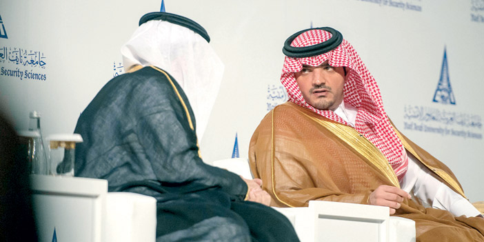  الأمير عبدالعزيز بن سعود في منصة الحفل