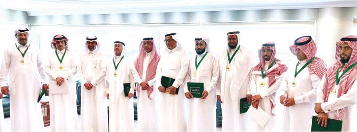  العمري يكرم المشاركين في إنجاح الفعاليات