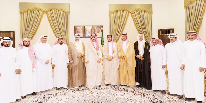  أمير منطقة الجوف في صورة جماعية مع رئيس وأعضاء المجلس البلدي