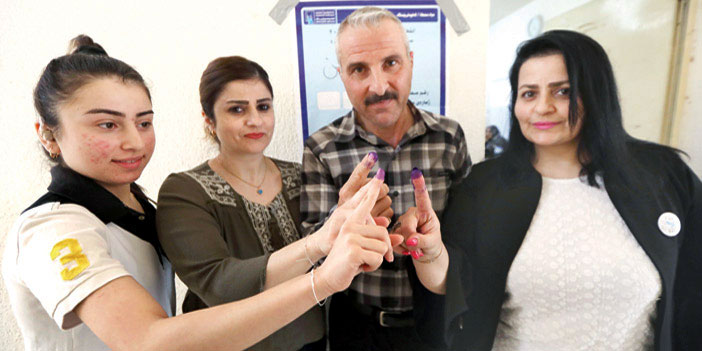  عراقيون يقفون متحدين ضد الإرهاب.. أدلوا بأصواتهم في أحد المراكز الانتخابية