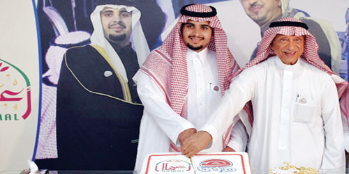  الأمير فيصل بن عبدالرحمن خلال تدشينه مقر الجمعية