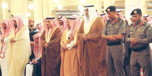  أمير منطقة الرياض  يؤدي صلاة الميت على الشيخ ابن ماجد
