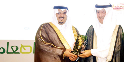  نائب أمير منطقة الرياض يسلم محمد الربيعة درع التكريم