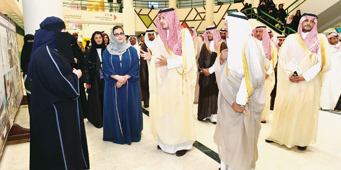  الأمير أحمد بن فهد خلال جولته في المعرض سموه في جولة على المعرض