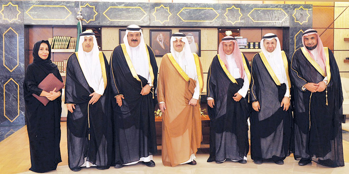  الأمير سعود بن نايف في صورة جماعية مع أعضاء مركز الحوار الوطني
