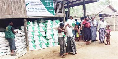 مركز الملك سلمان للإغاثة يوزِّع سلالاً غذائية في ميانمار 